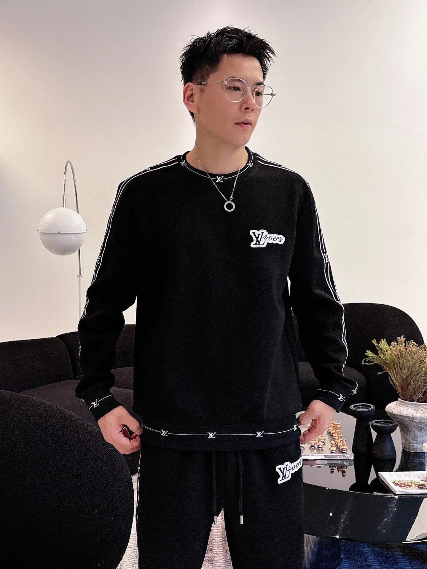 🅿️540 [LV Louis Vuitton] hot-selling suit is coming. Focus on the original version of the official website. 2025 new hot-selling round neck sweatshirt suit. The original order is the best 🇭🇰. It is the meticulous work of top designers for a fitting and perfect upper body effect. All-natural high-quality Tencel Roman cotton 100%, close-fitting comfort, noble and elegant! Original hardware embodies elegance and nobility! Counter size: M-3XL (maximum wear up to 190 pounds)